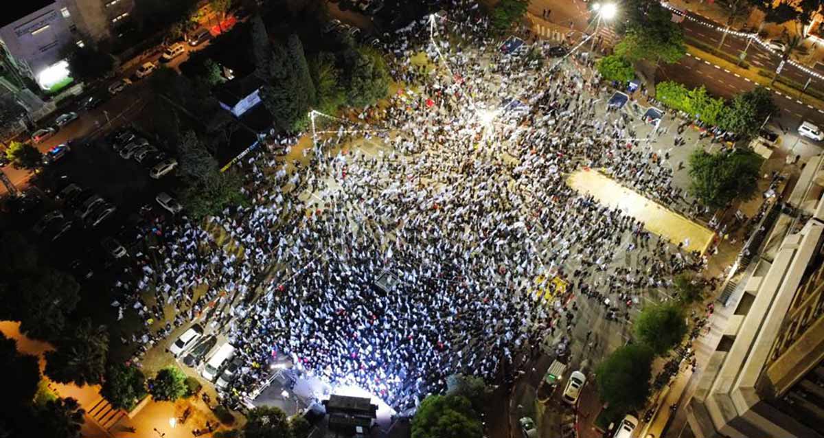 הפגנה נגד המהפכה המשפטית ברעננה. צילום רחפן
