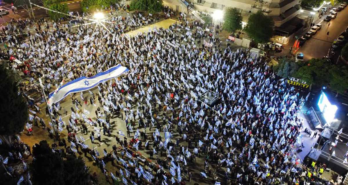 הפגנה נגד המהפכה המשפטית ברעננה. צילום רחפן