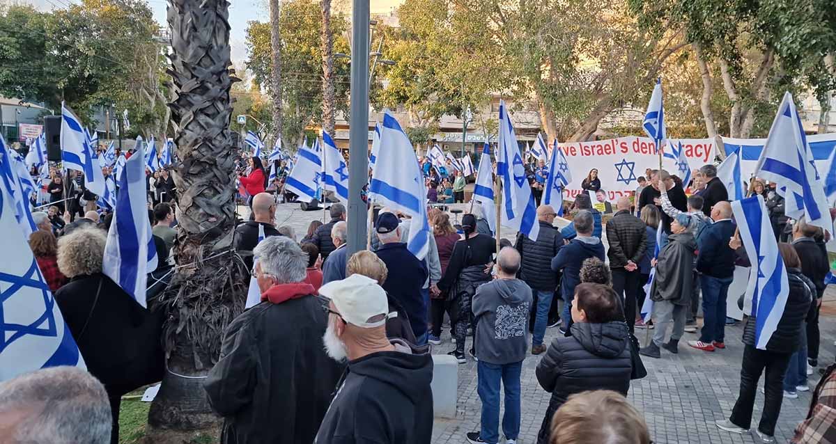 מפגינים ברמת השרון נגד המפכה המשפטית. צילום: פרטי