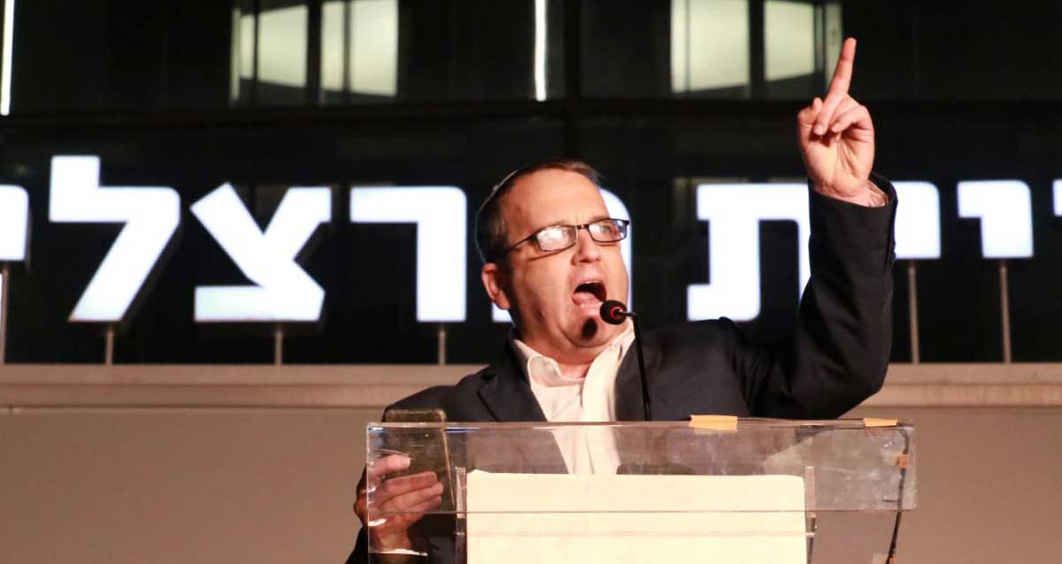 גלעד קריב בנאום נגד המפכה המשפטית. שער העיר, הרצליה. צילום: זאב ינאי