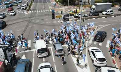 המפגינים בצומת הרחבות וייצמן / התדהר. צילום: דב גזית