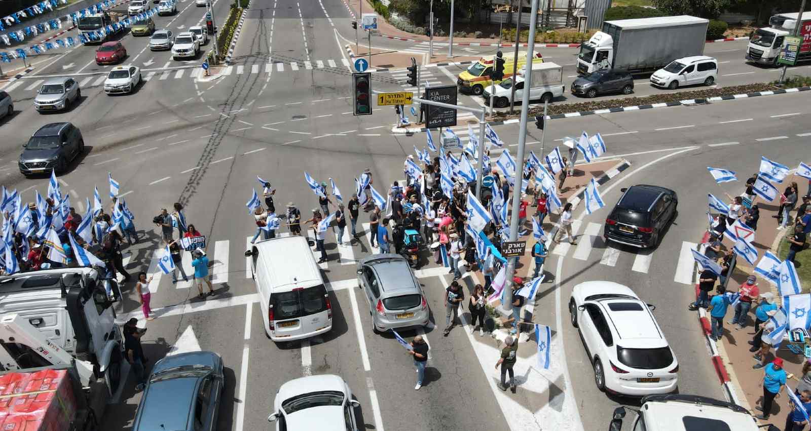 המפגינים בצומת הרחבות וייצמן / התדהר. צילום: דב גזית