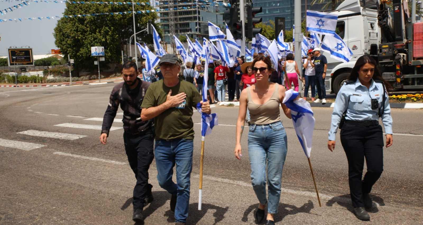 מעיין ופאבלו ינובסקי בזמן שנעצרו על ידי המשטרה. אילן פייגנבוים