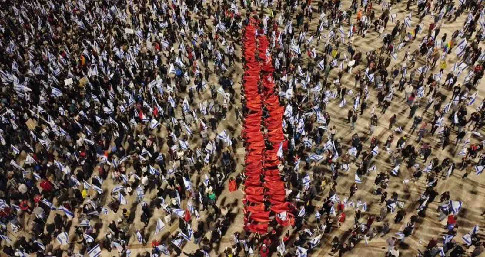 מפגינים בכפר סבא נגד המהפכה המשפטית. גבריאל מלצר