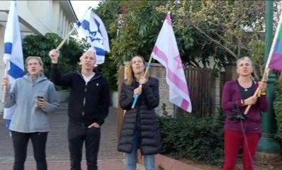 המפגינים מול ביתו של קיש. צילום: פרטי