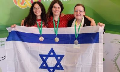 שלומן, פרידמן ואילני עם המדליות. צילום: מרכז מדעני העתיד במשרד החינוך