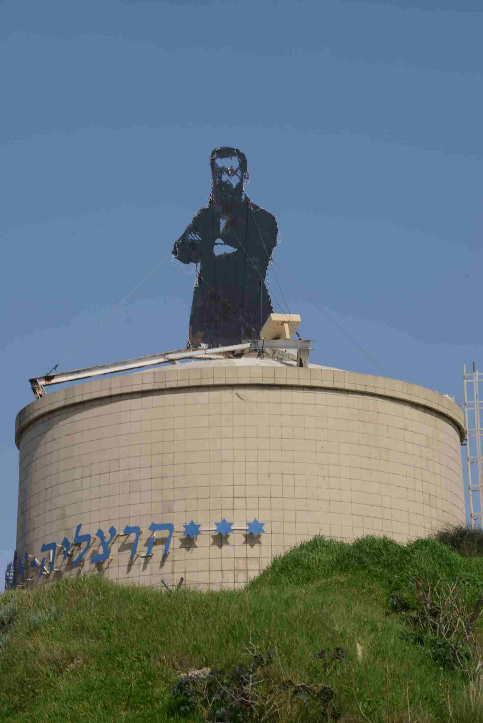 הפסל בצומת הסירה. צילום באדיבות עיריית הרצליה