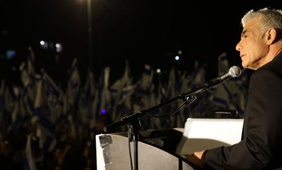 יאיר לפיד נואם בהוד השרון. הפגנה נגד המפכה המשפטית 22.04.2023