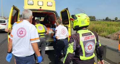 פינוי רוכב האופנוע מהזירה. צילום: דוברות מד"א