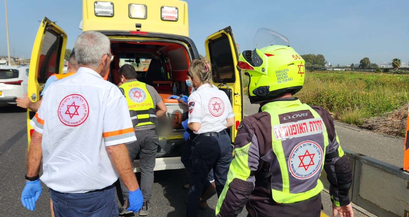 פינוי רוכב האופנוע מהזירה. צילום: דוברות מד"א