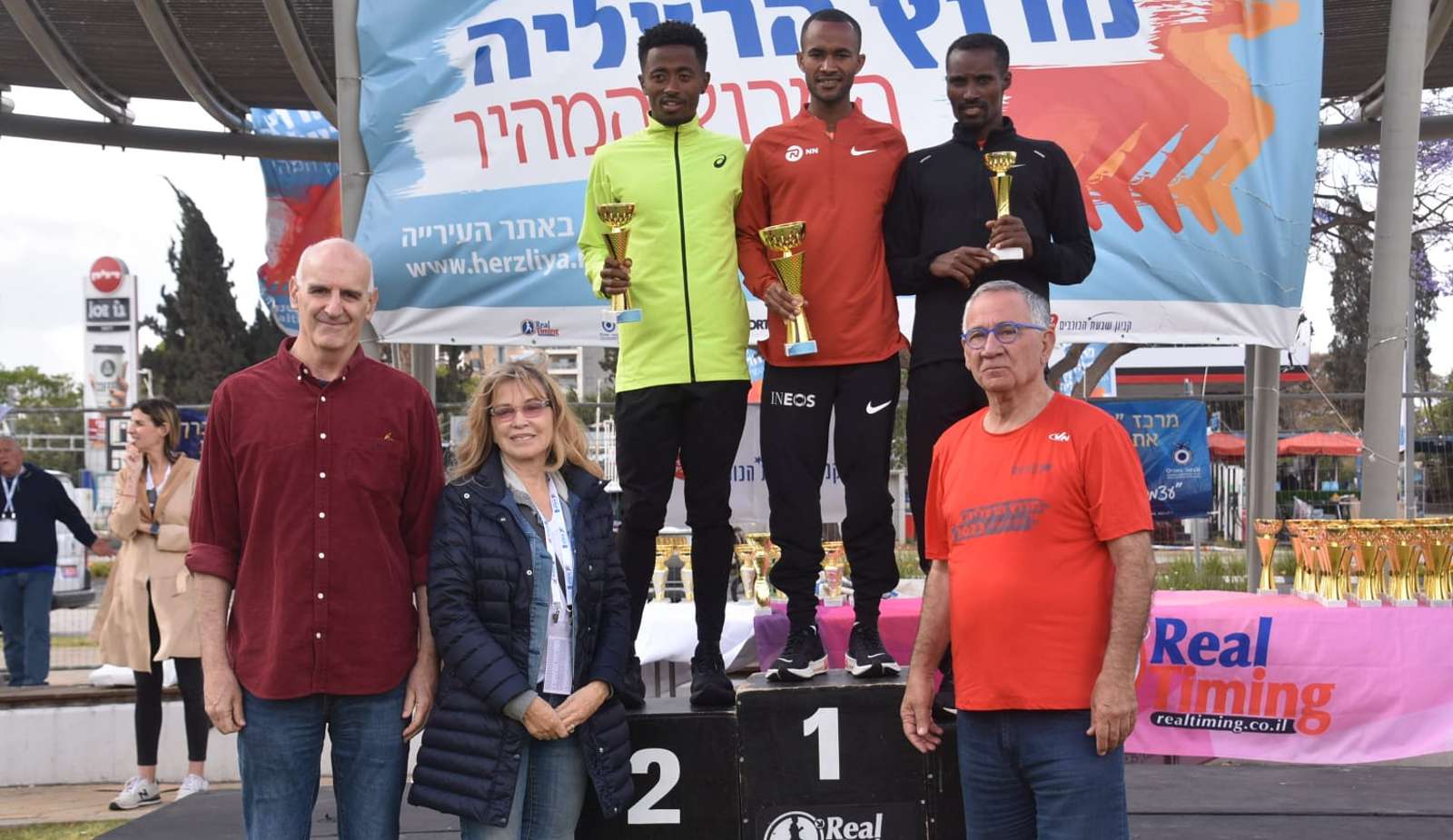 הזוכים במקומות הראשונים במקצה 10 ק"מ, עם משה פדלון, עפרה בל, ומנהל מחלקת הספורט בעירייה, מיקי גורנשטיין. צילום: דוברות עיריית הרצליה