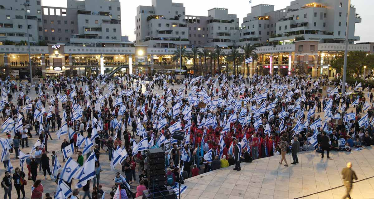 מפגינים בכפר סבא נגד המהפכה המשפטית