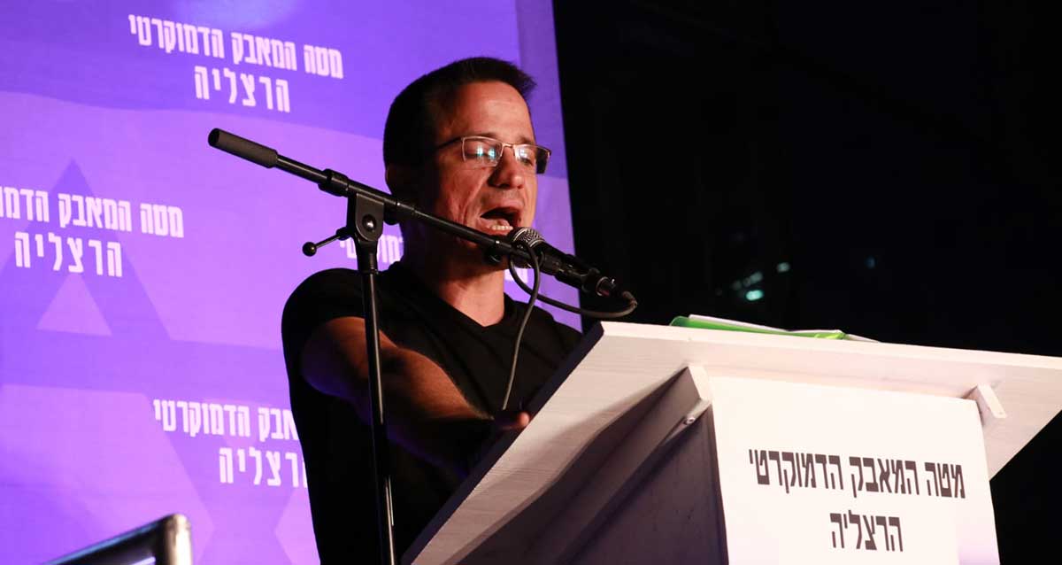 משה רדמן נואם בהפגנה נגד המהפכה המשפטית בהרצליה