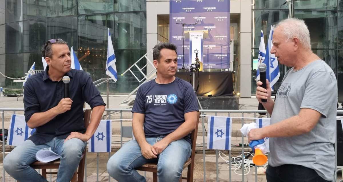 רונן צור בהרצליה. הפגנה נגד המפכה המשפטית