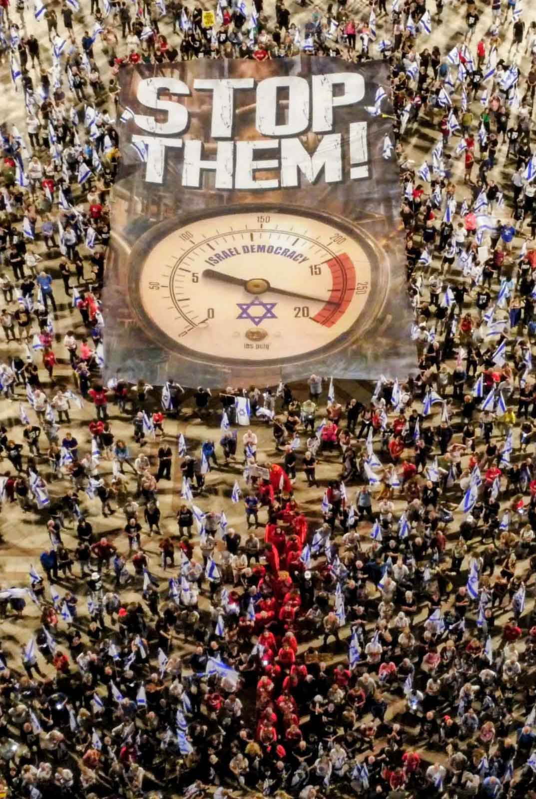 הפגנה נגד מהפכה המשפטית בכפר סבא. דגל פריסה STOP THEM
