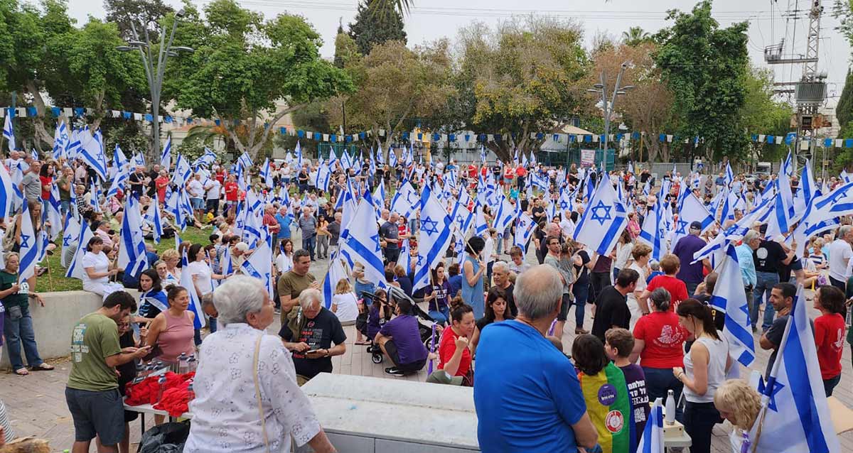 הפגנה נגד המפכה המשפטית ברמת השרון