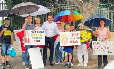 רפי סער עם התושבים שהפגינו בירושלים. צילום: דוברות עיריית כפר סבא