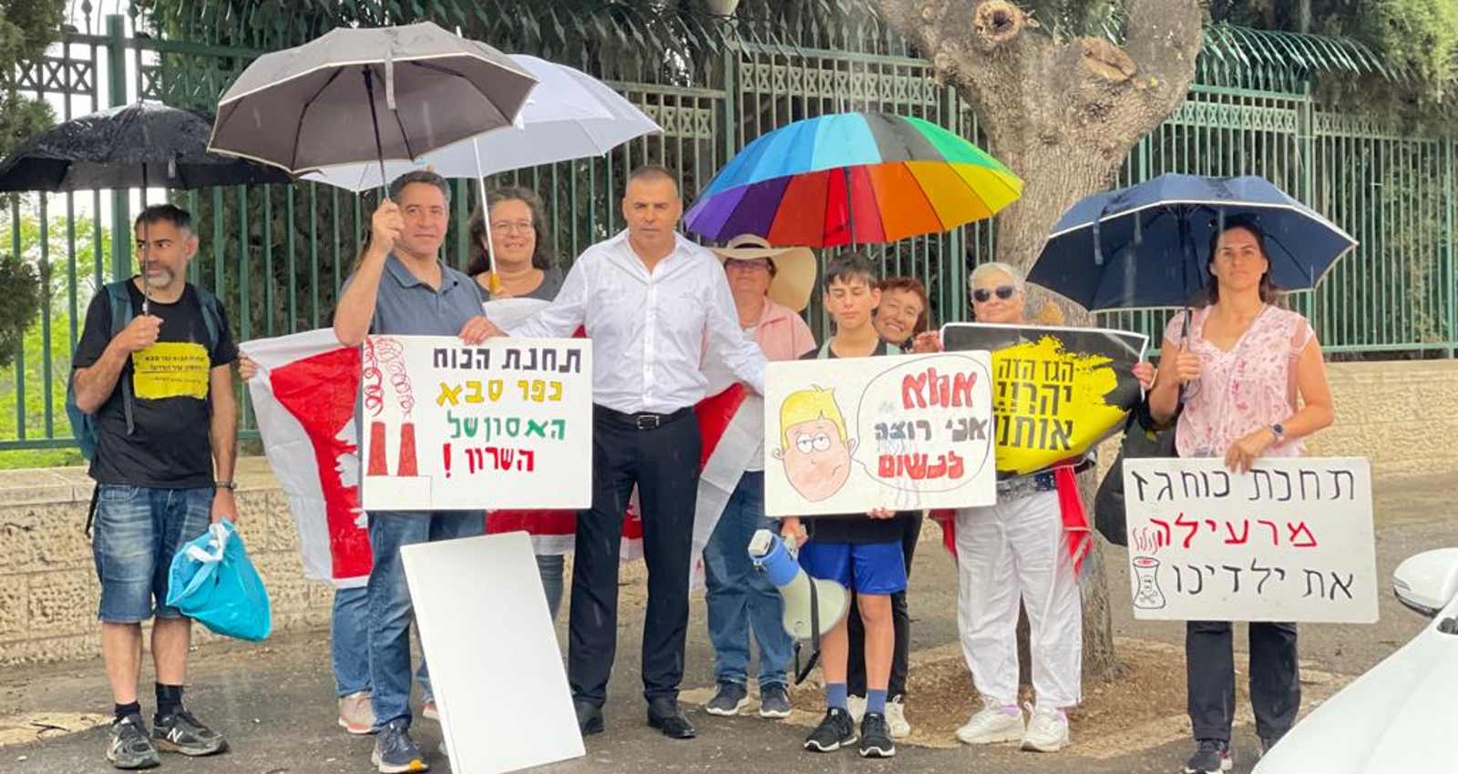 רפי סער עם התושבים שהפגינו בירושלים. צילום: דוברות עיריית כפר סבא
