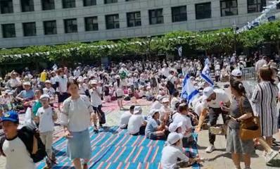 חוגגים את יום ירושלים ברחבת עיריית הרצליה