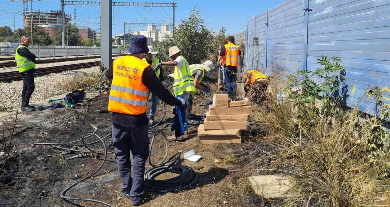 תיקון הנזקים שנגרמו בעקבות השריפה סמוך למסילה. צילום: רכבת ישראל