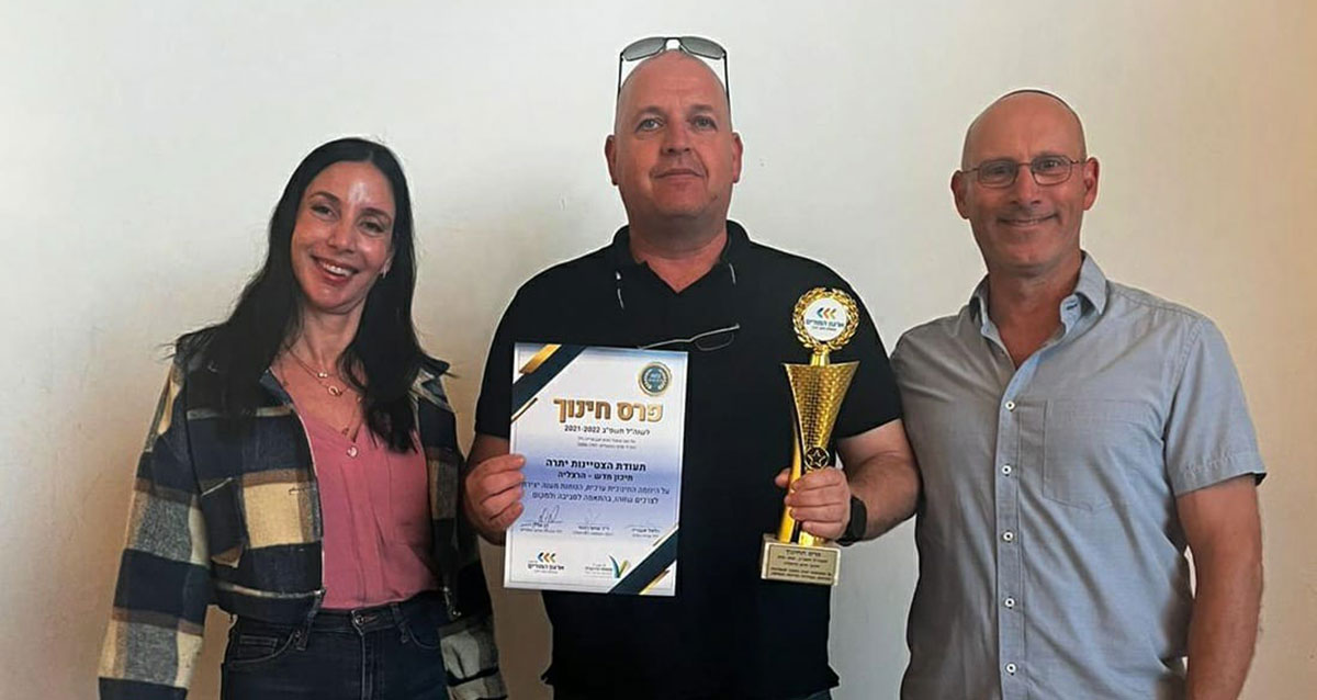 מימין לשמאל: יוני אורן, מנהל בית הספר הקודם, אסף גורדון, מנהל בית הספר הנוכחי, ושירז מנו, רכזת מוערבות חברתית.