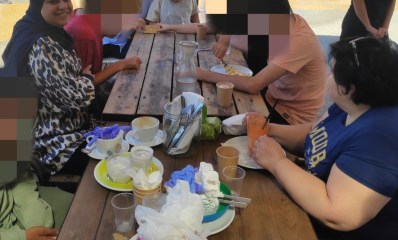 המפגש בבית הקפה. צילום: מיטל אורן אור