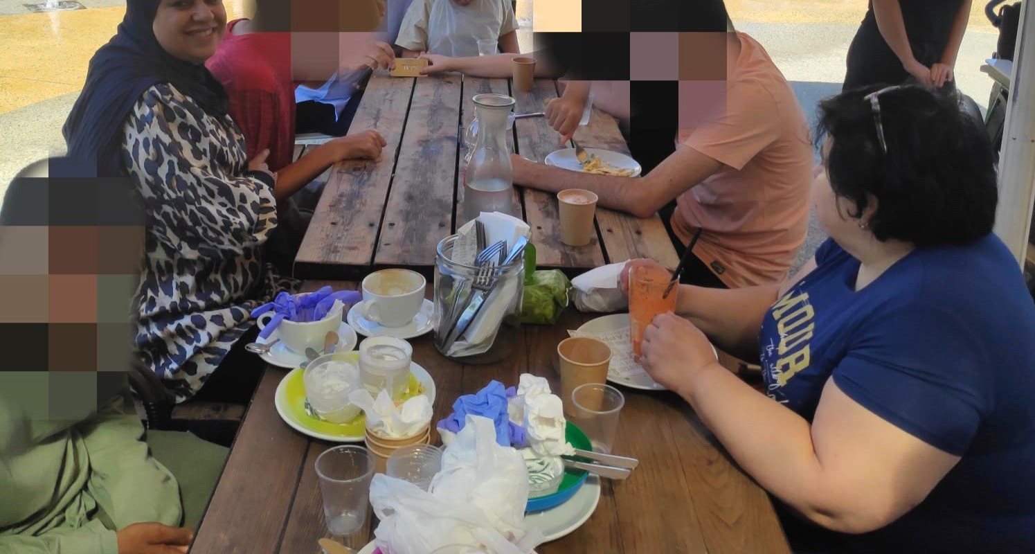 המפגש בבית הקפה. צילום: מיטל אורן אור