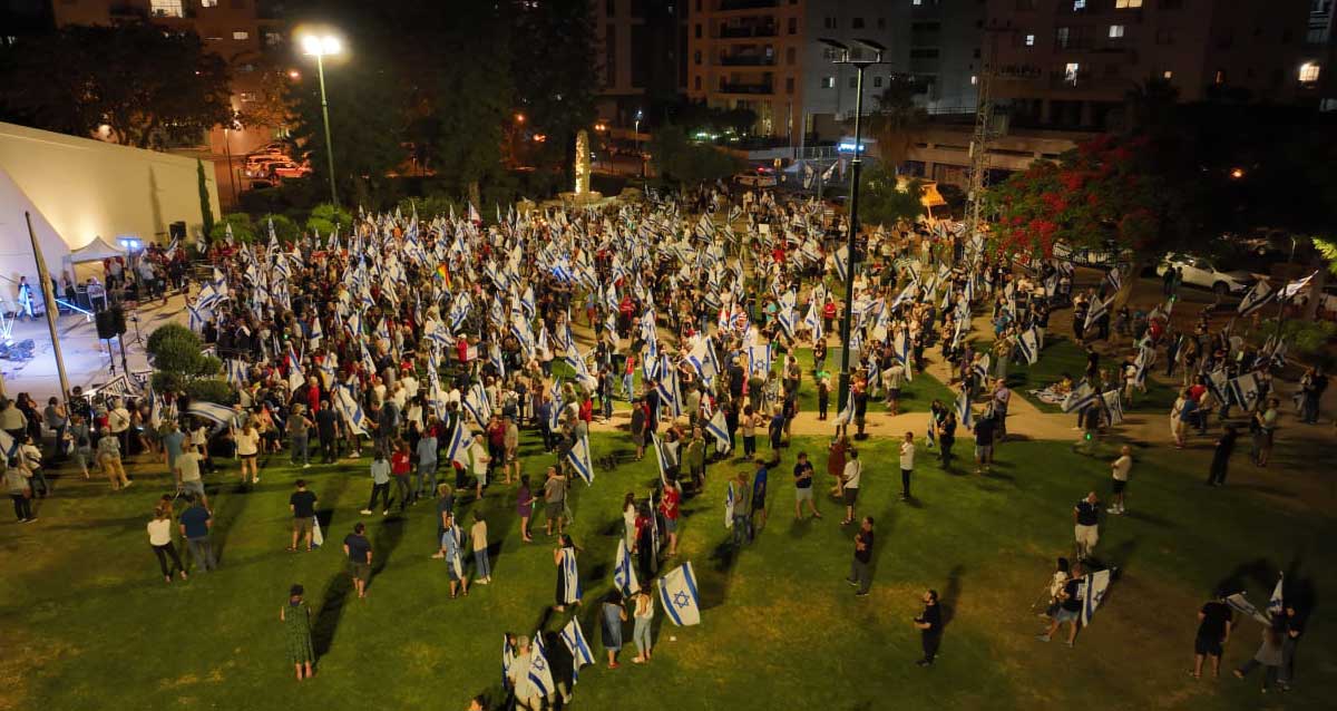 הפגנה בהוד השרון נגד המהפכה המשפטית. 17.06.2023