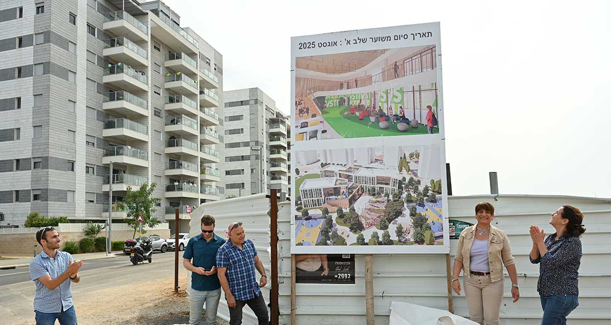 שושי כחלון כידור חשיפות השלט בטקס הנחת אבן פינה לתיכון שרונה בכפר יונה