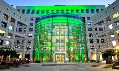 בניין עיריית הרצליה מואר בירוק. צילום: דוברות עיריית הרצליה