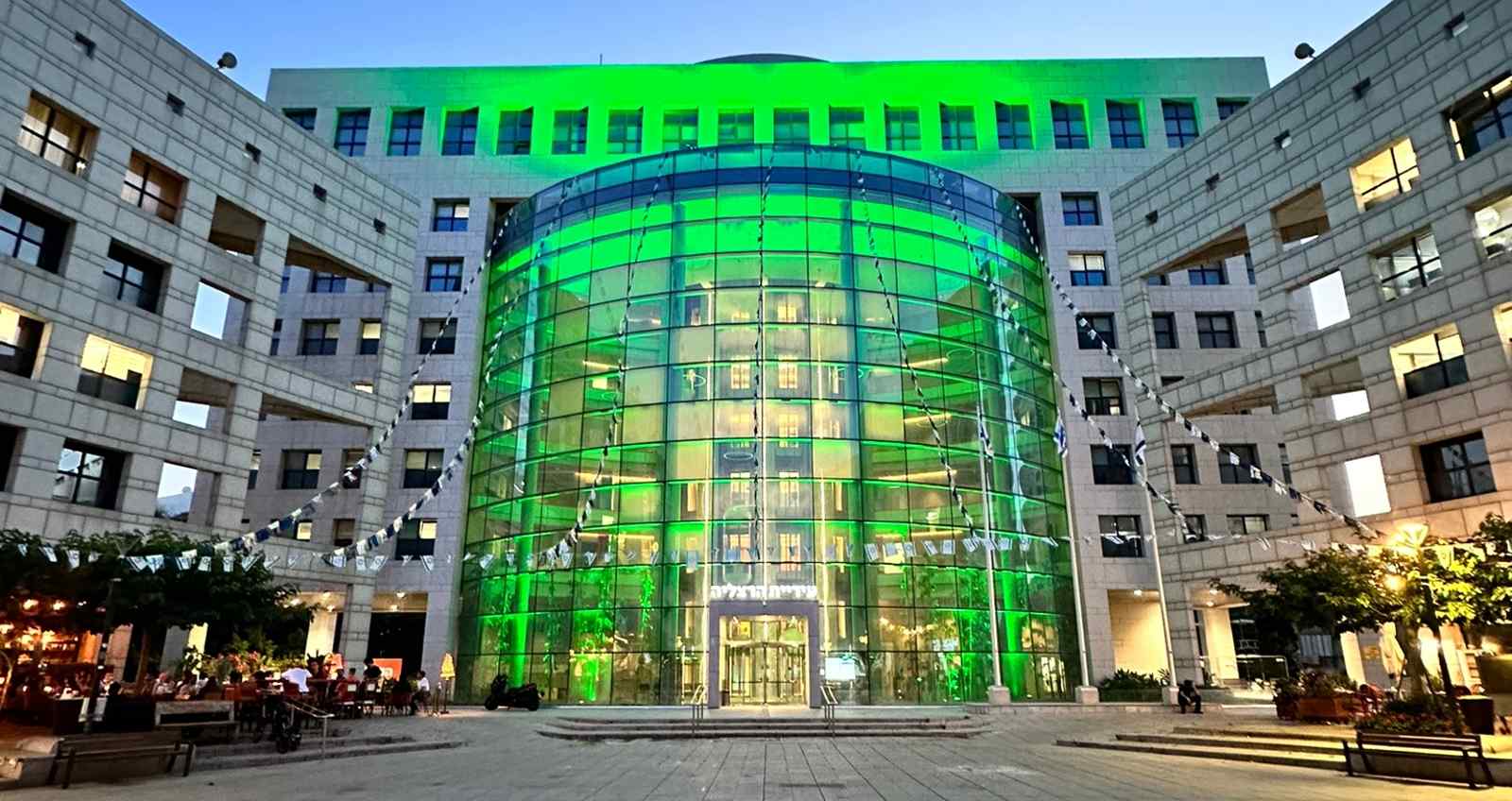 בניין עיריית הרצליה מואר בירוק. צילום: דוברות עיריית הרצליה