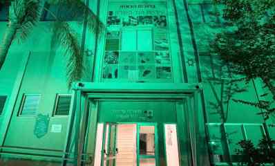 בניין עיריית הוד השרון מואר בירוק. צילום: דוברות עיריית הוד השרון