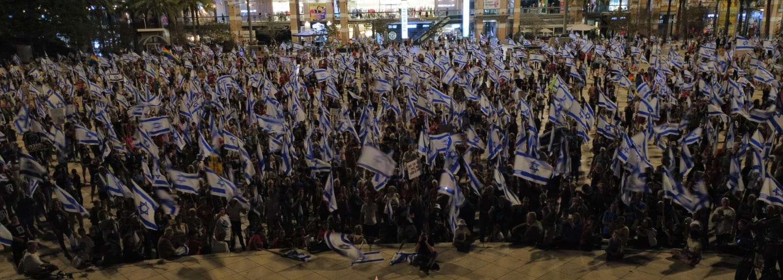 מפגינים בכפר סבא. צילום: גבריאל מלצר