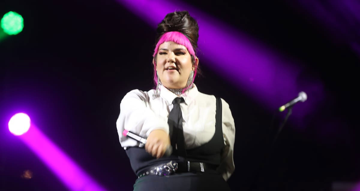 נטע ברזילי בהופעה בהרצליה. חודש הגאווה