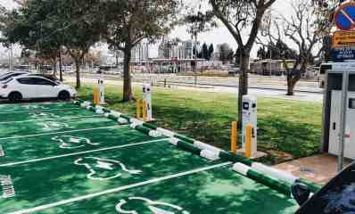 עמדות טעינה לרכבים חשמליים בהרצליה. צילום: דוברות עיריית הרצליה