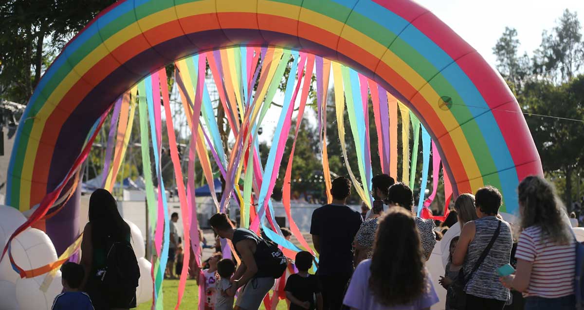 פיקניק משפחות ססגוני בהרצליה. אירוע מרכזי בחודש הגאווה