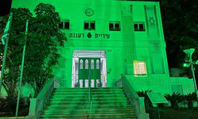 בניין עיריית רעננה מואר בירוק. צילום: דוברות עיריית רעננה