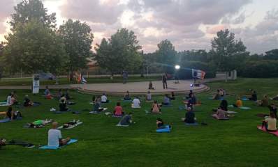 יום היוגה הבין-לאומי בכפר סבא בשנת 2022. צילום: רמי זרנגר