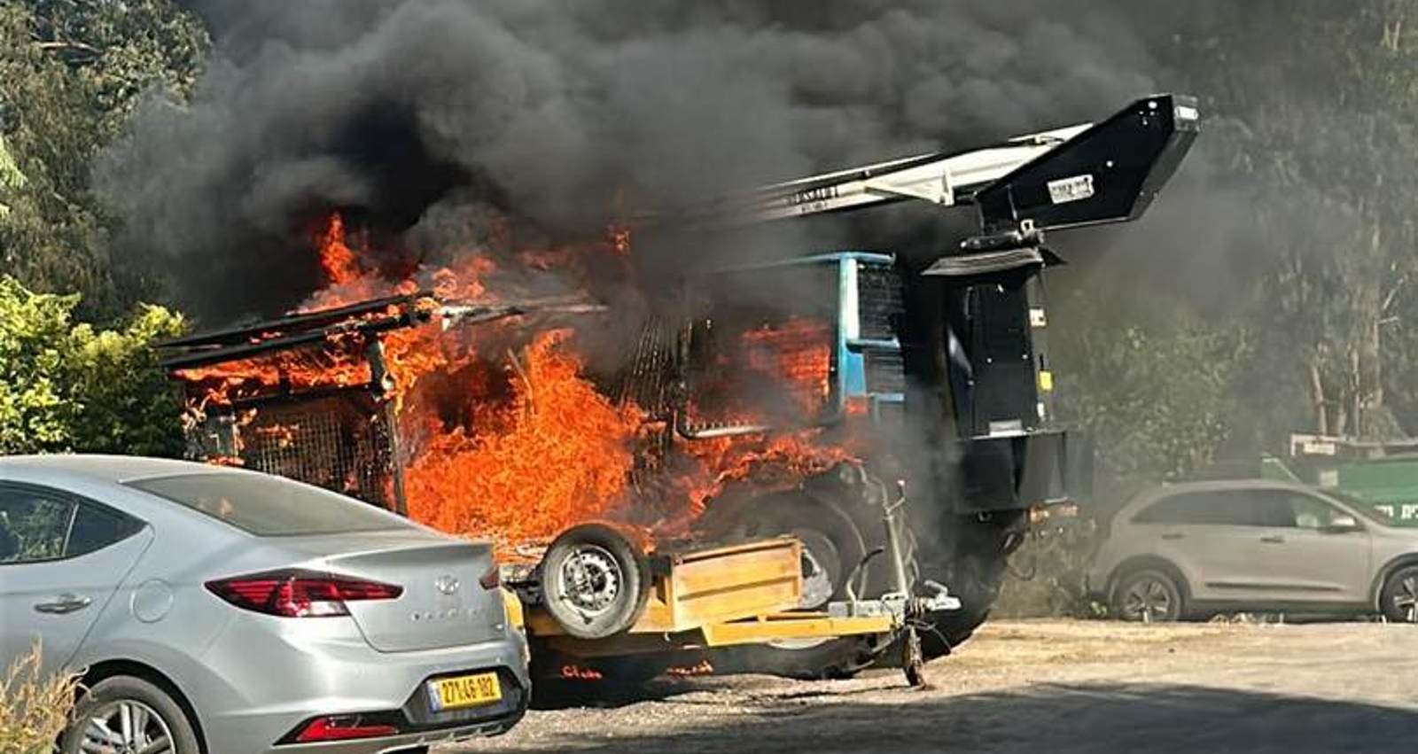 שריפת הרכב. צילום: כבאות והצלה