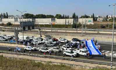 מפגינים עם דגל ישראל חוסמים את 531 ליד רעננה. צילום: אלון קורנגרין