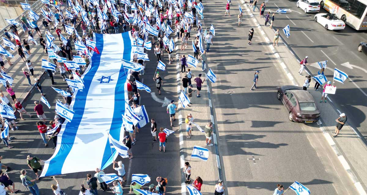 הפגנה נגד המפכה המשפטית. הרצליה ורעננה צומת כביש 531