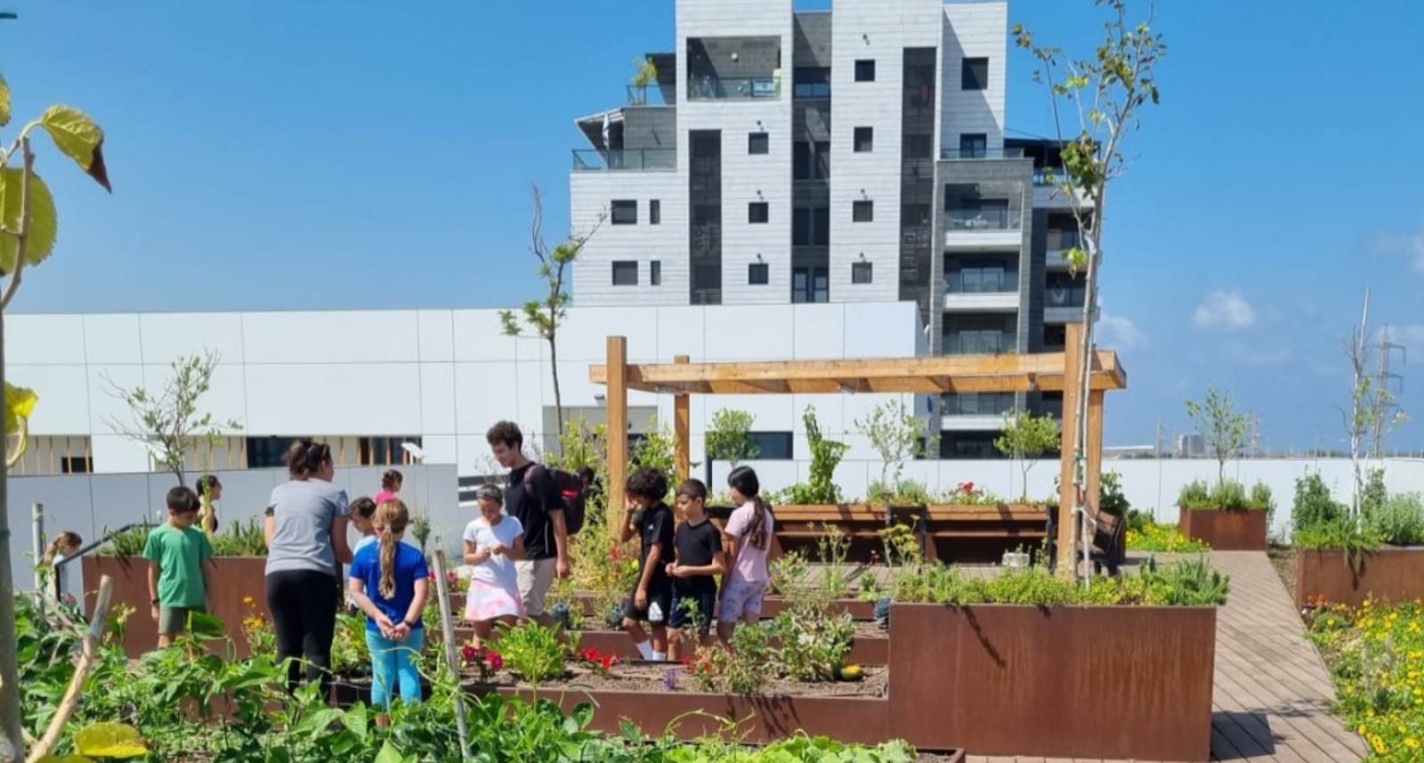 התקנת מערכת ההצללה בבית ספר each בפארק ע"ש יצחק שמיר. צילום: דוברות עיריית הרצליה