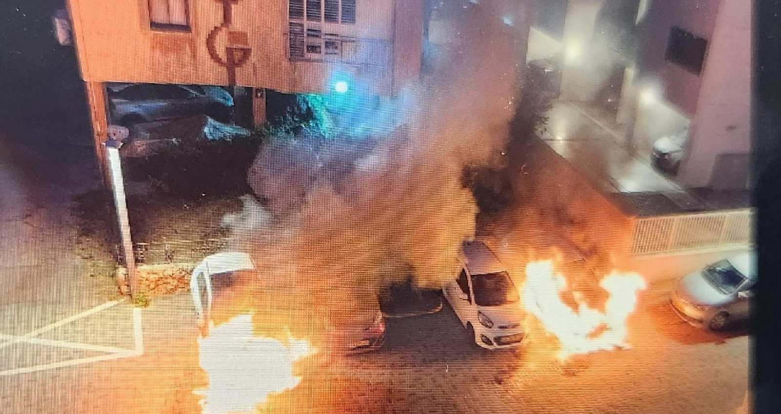 הרכבים שעלו באש. צילום: דוברות כב"ה דן