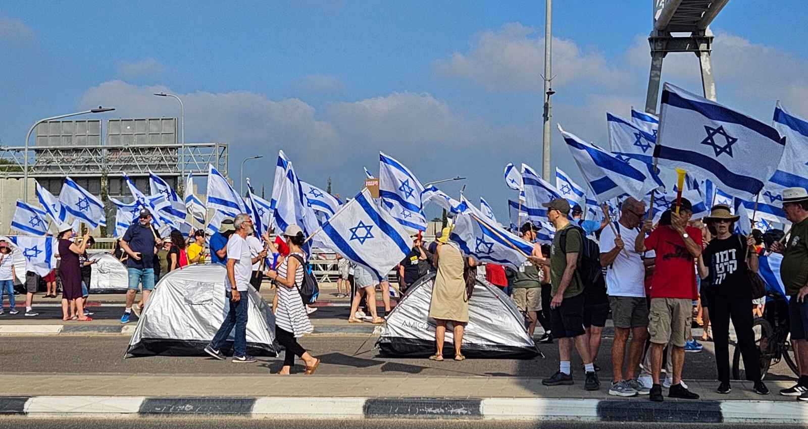 מפגינים על גשר בכביש 531