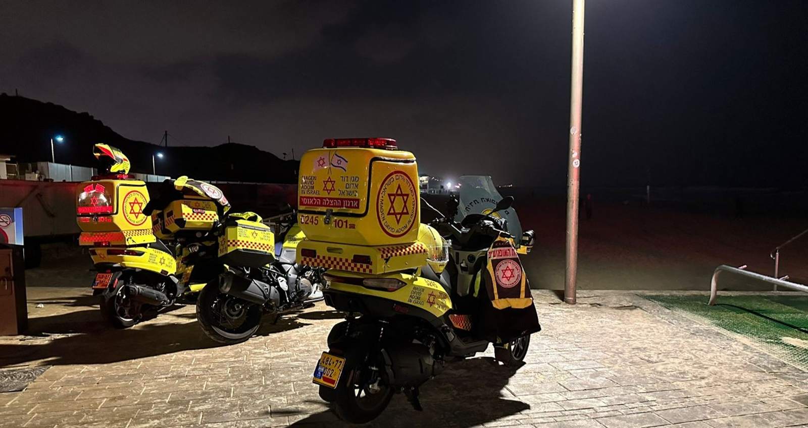 צוות מד"א סמוך לחוף. צילום: תיעוד מבצעי מד"א