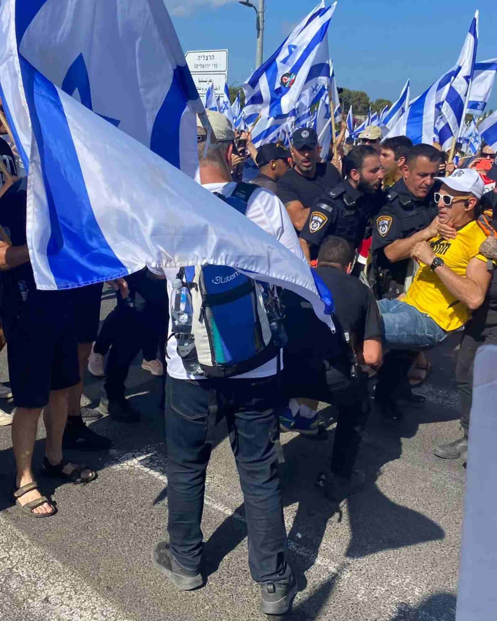 מעצר של מפגין בהרצליה