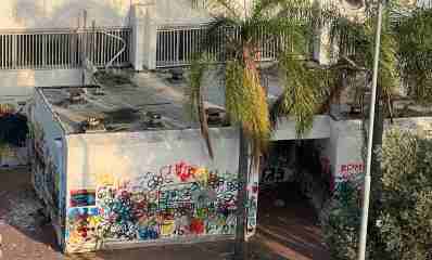 כתובות גרפיטי על מבנה בבית הספר הנדיב. צילום: מערכת "שרון אונליין"