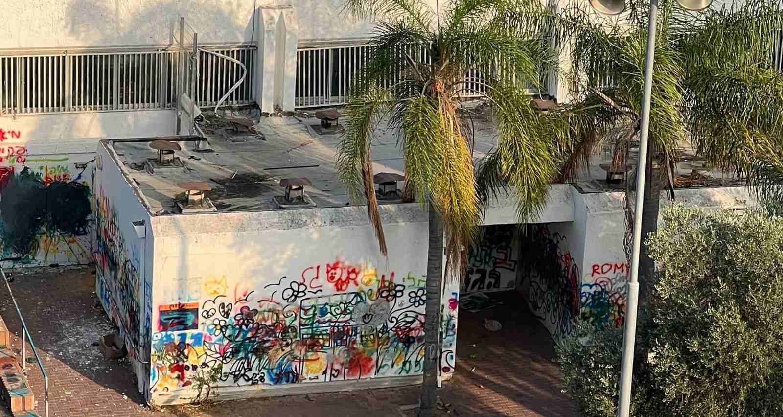 כתובות גרפיטי על מבנה בבית הספר הנדיב. צילום: מערכת "שרון אונליין"