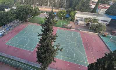 מגרשי הכדורסל בבית הספר הנדיב. צילום: מערכת "שרון אונליין"