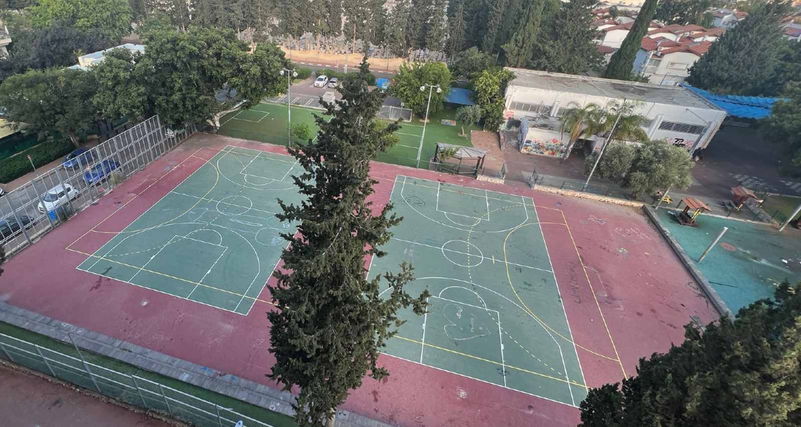 מגרשי הכדורסל בבית הספר הנדיב. צילום: מערכת "שרון אונליין"